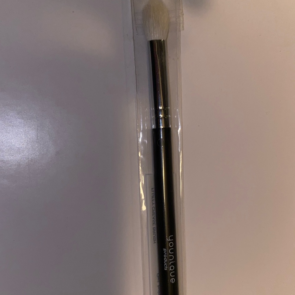 Younique fluff crease brush